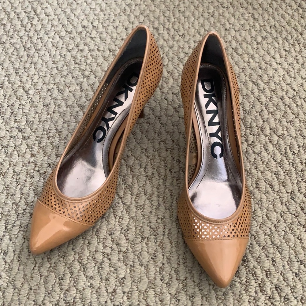 DKNYC tan pumps 8/38.5